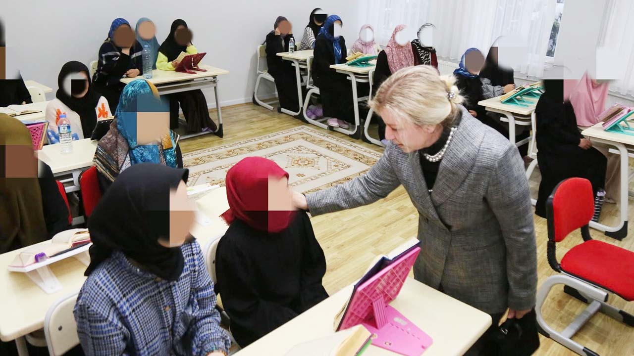 Yozgat Valisi Özkan’ın Eşi Arzu Özkan Kız Öğrencilerle İftar Yemeğinde Buluştu!