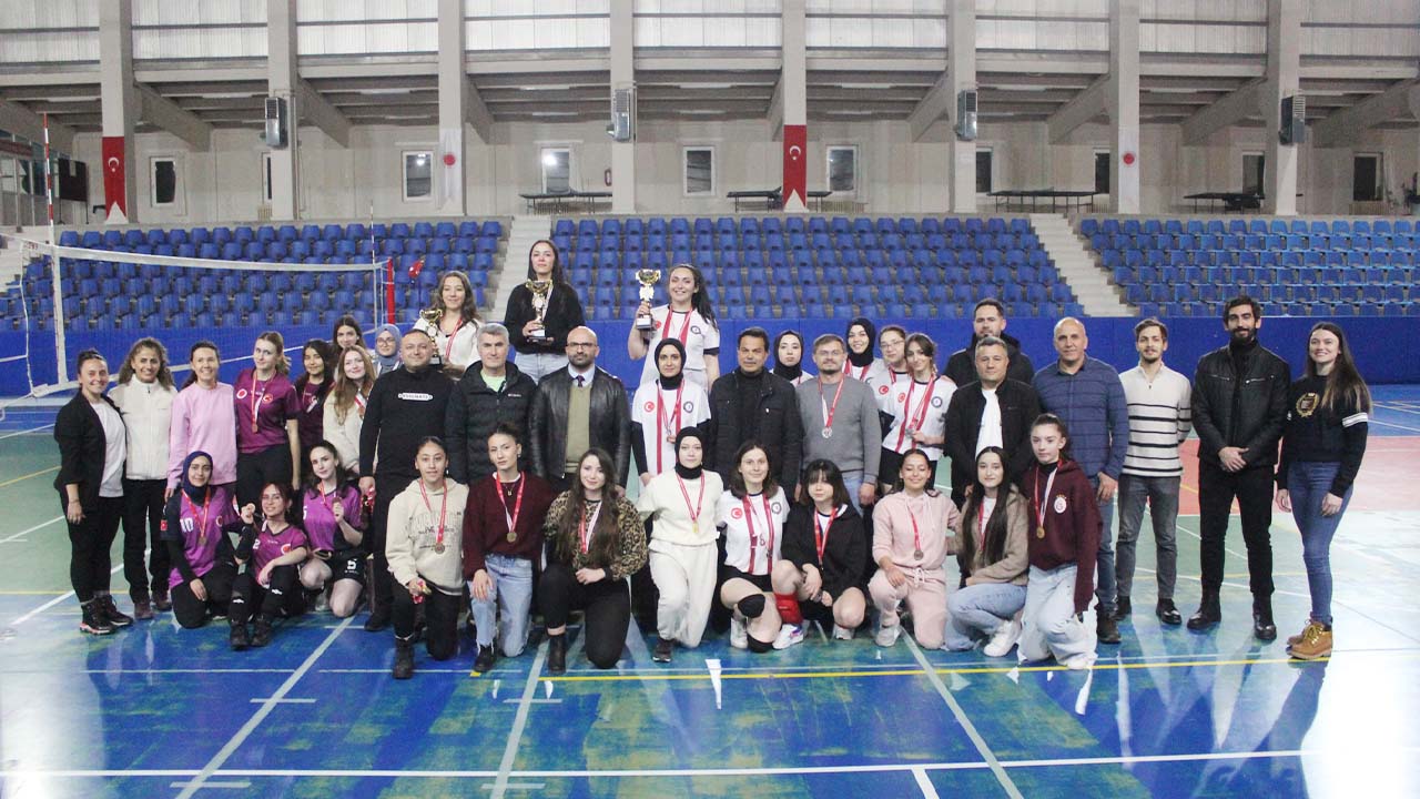 Yozgat Bozok Üniversitesi’nde Fakülteler Arası Kadınlar Voleybol Ligi Şampiyonu Belli Oldu!