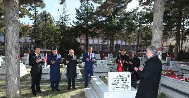 Şehitler kabirleri başında anıldı