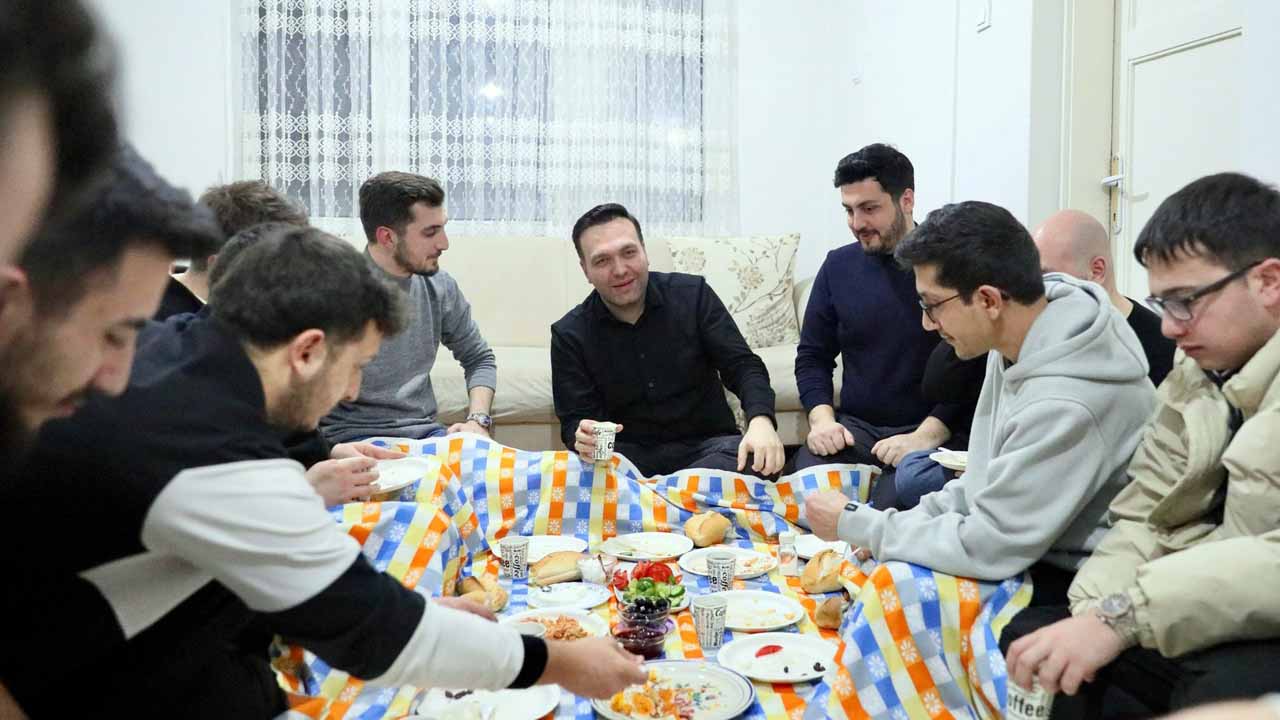 AK Parti Gençlik Kolları Genel Başkanı Yusuf İbiş Sahurunu Öğrenci Evinde Yaptı!