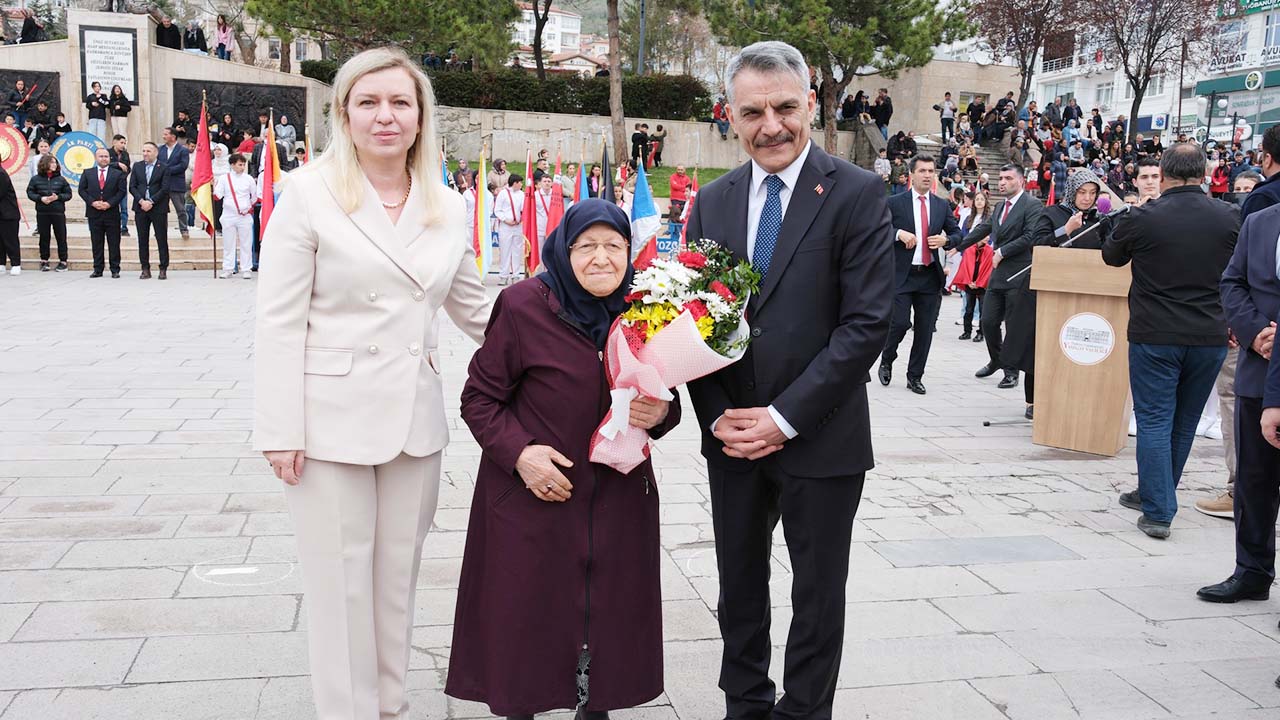 Yozgat’ta 23 Nisan’da 76 Yıl Sonra Aynı Şiirle Sahneye Çıktı: Atiye Teyze Gözleri Doldurdu!