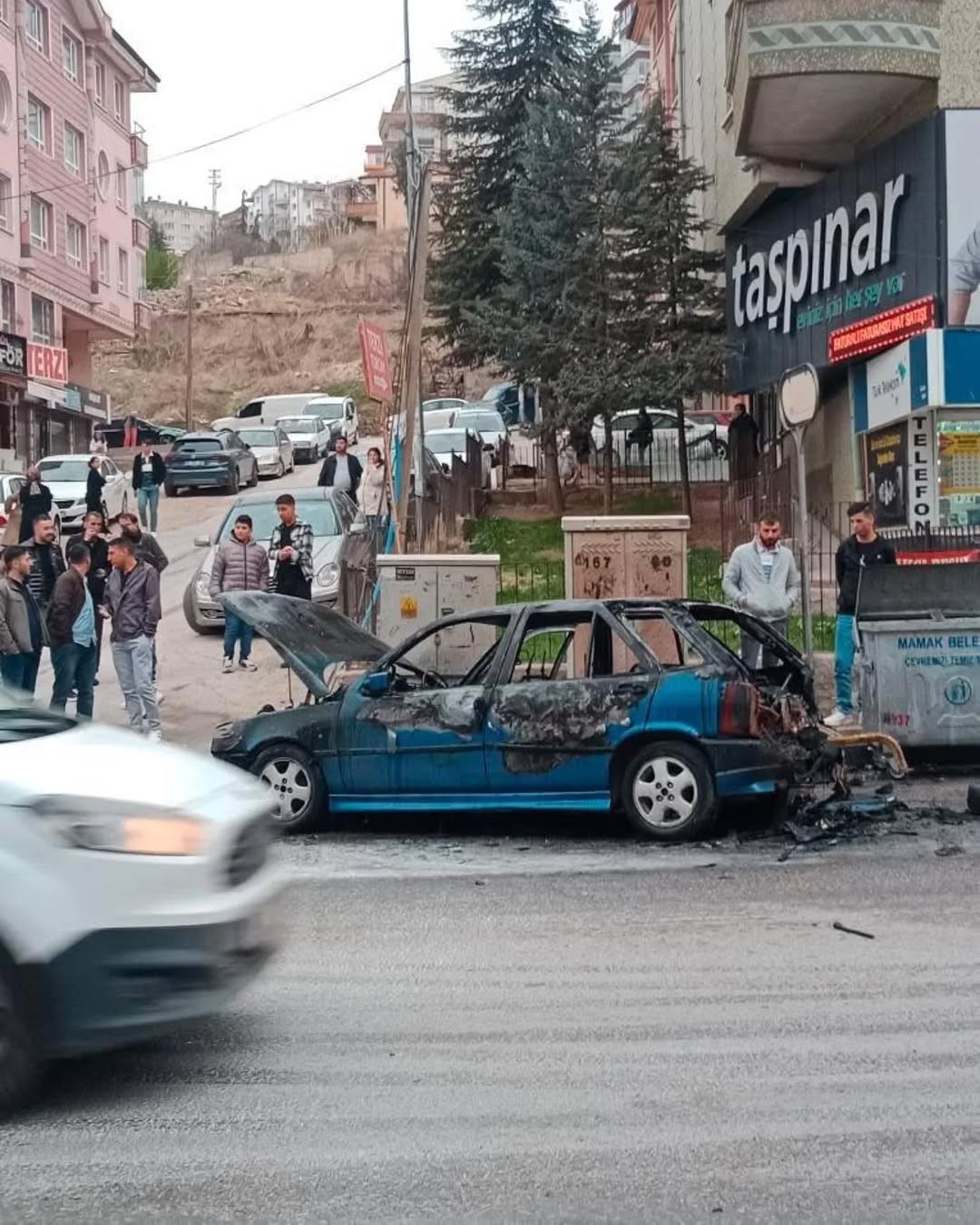 Ankara'da Park Halindeki Otomobil Yandı