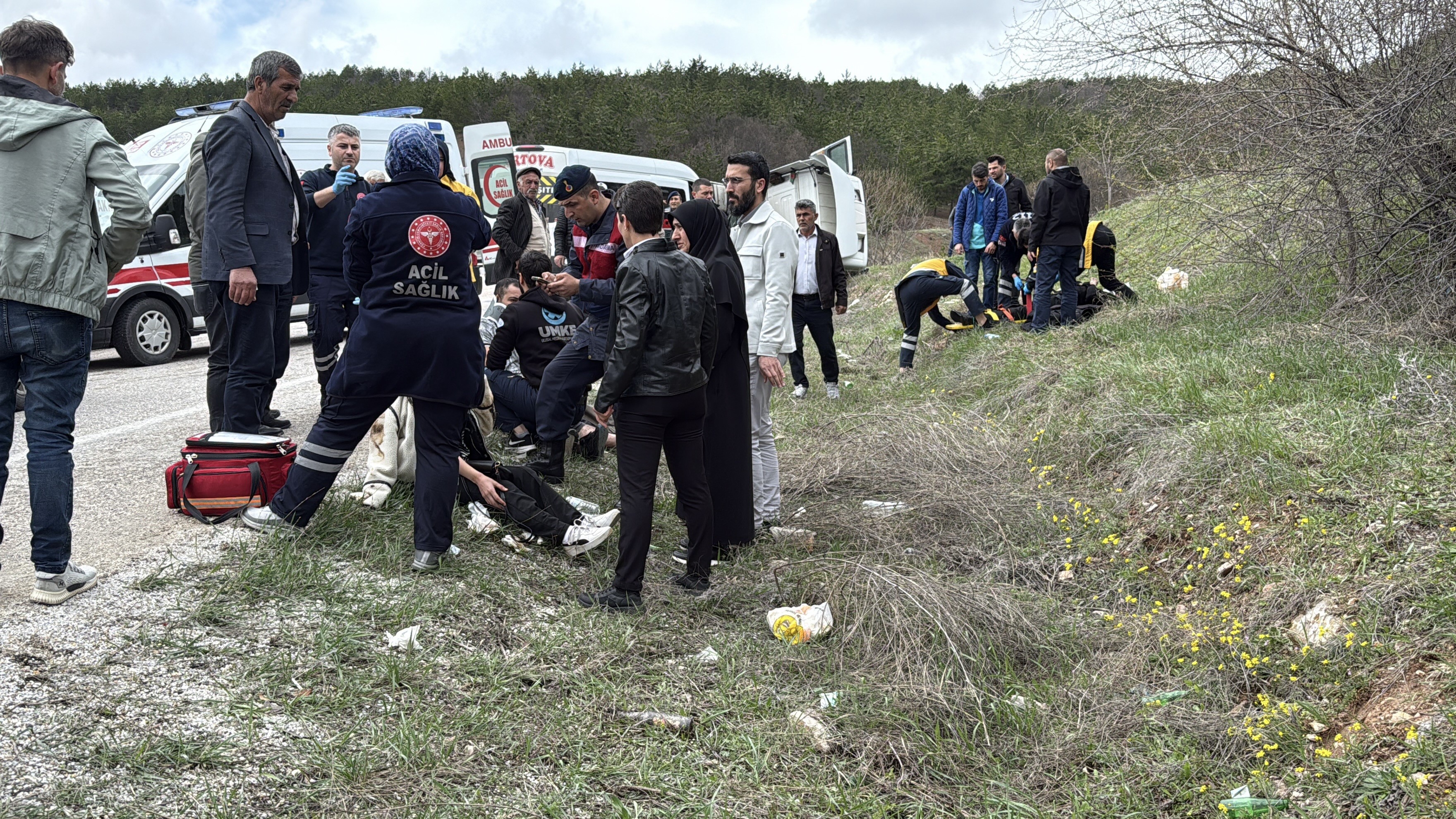 Tokat'ta Tır ve yolcu servisi çarpıştı: 6 yaralı