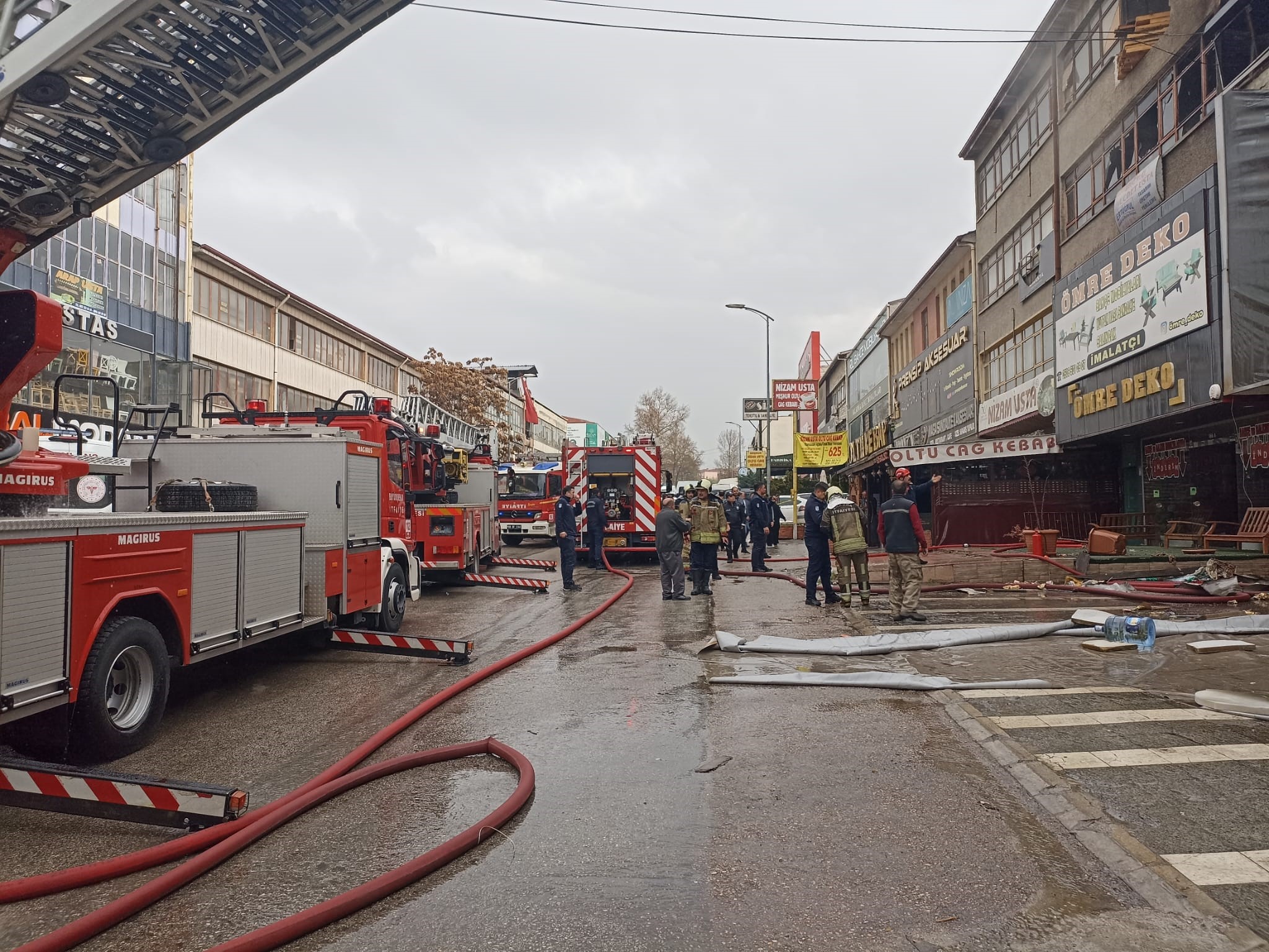 Ankara'da 2 Katlı Mobilya Dükkanında Çıkan Yangın Söndürüldü