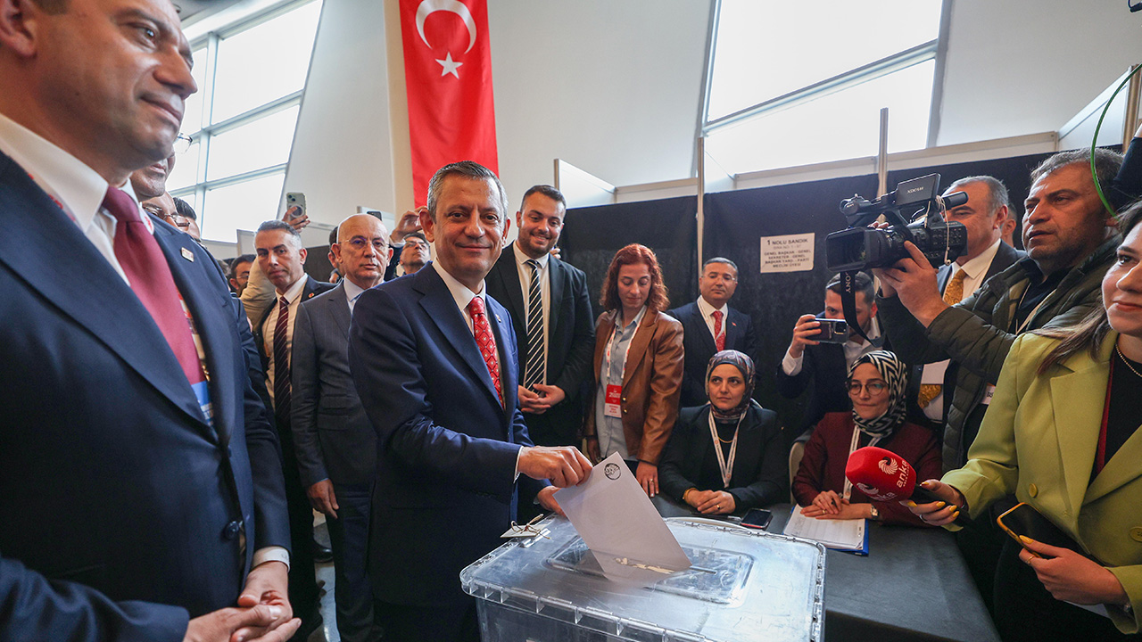 CHP’de Olağanüstü Kurultay: Özgür Özel Yeniden Genel Başkan Seçildi