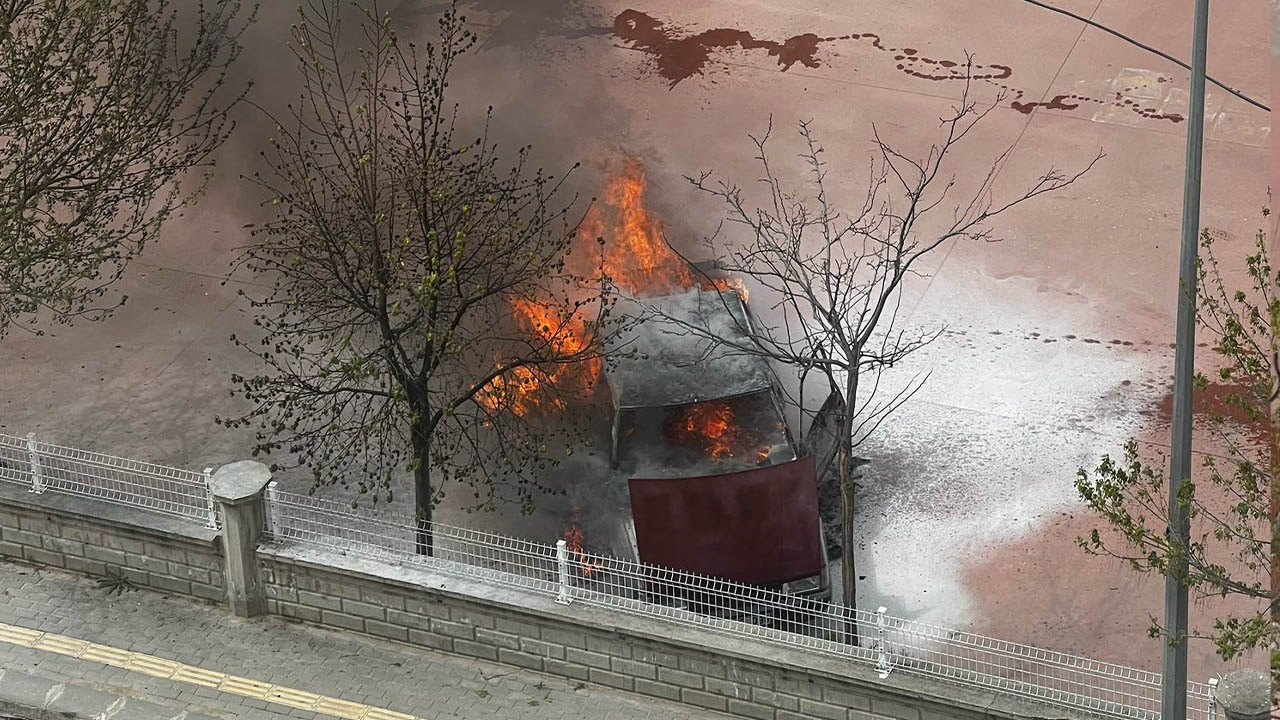 Başkentte Park Halindeki Araç Alev Alev Yandı
