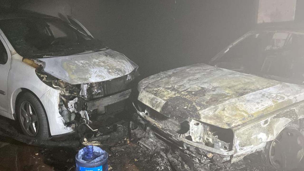 Konya’da Kapalı Otoparkta İki Araç Alevlere Teslim Oldu