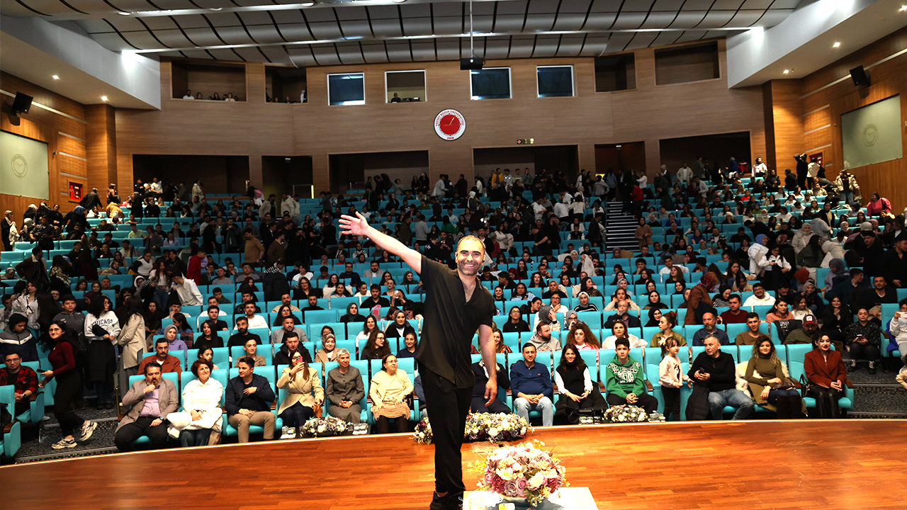 Emrah Kaman Bozok Üniversitesi’nde Stand-Up Gösterisiyle Büyüledi