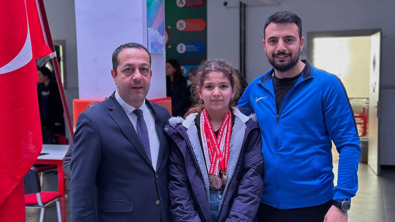 Yozgatlı minik Zeynep'in Yüzmede Büyük Başarısı!