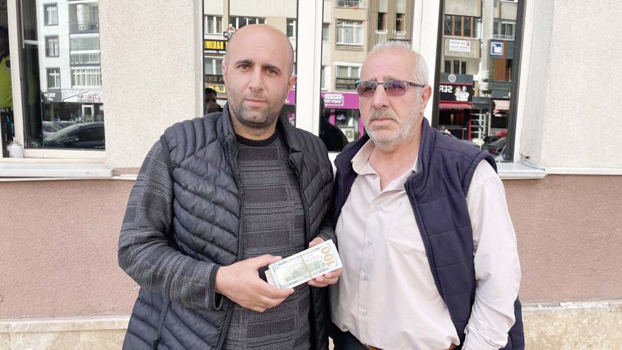 Yozgat’ın Komşusunda Kaldırımda Servet Buldular Hiç Düşünmeden Polise Götürdüler!