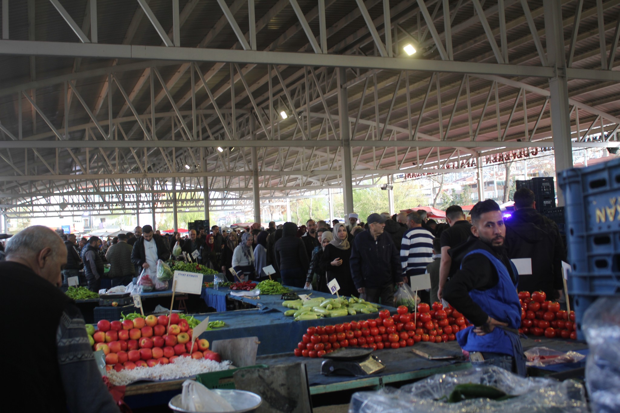 Ankara Mamak Gülseren Semt Pazarı'nda Bahar Bolluğu