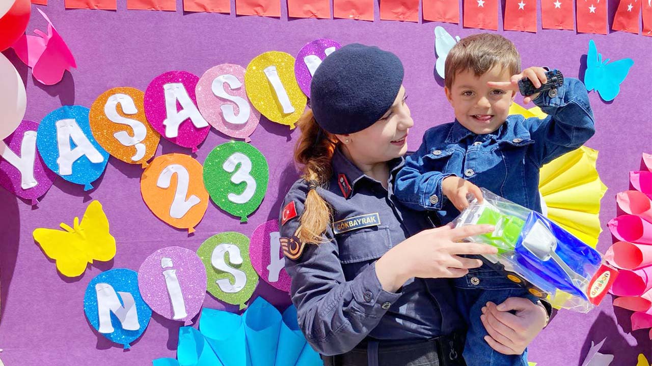 Yozgat’ta Jandarma’dan Minik Yüreklere 23 Nisan Sürprizi!