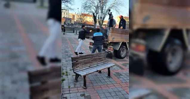 Karaman’da parklardaki oturma bankları kaldırıldı