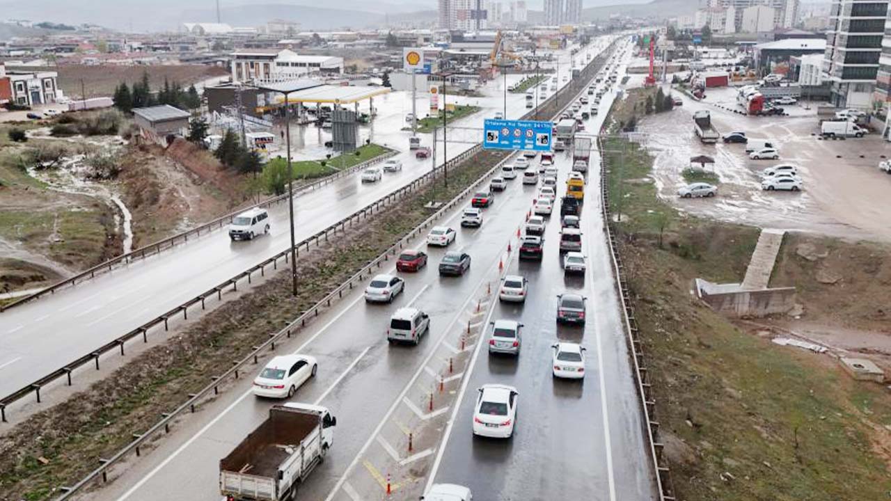 Yozgat’ın Yanı Başında Yağış Trafiği Felç Etti!