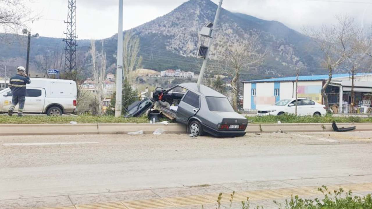 Direksiyon Hakimiyetini Kaybeden Araç İkiye Bölündü!
