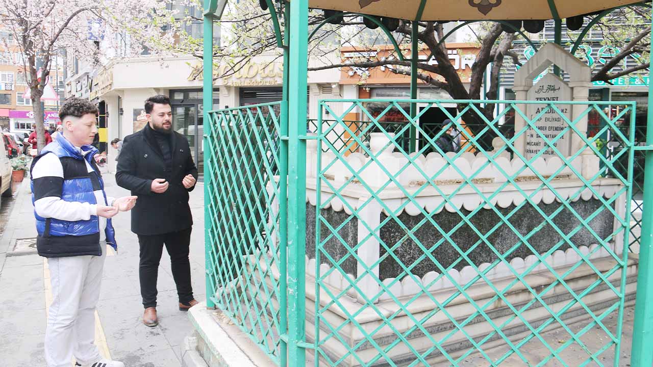 Yozgat'ın yanıbaşında bulunuyor! Kaldırımın ortasındaki türbenin hikayesini biliyor musunuz?