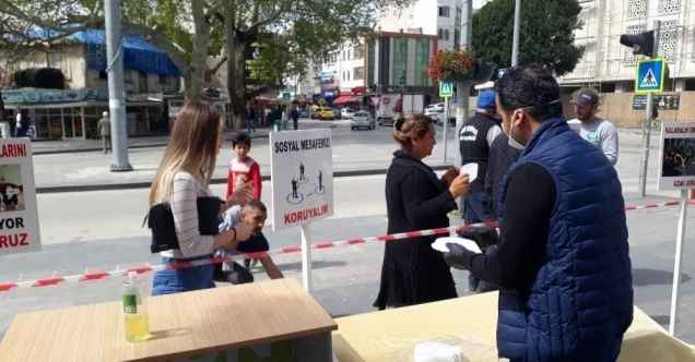 Kolonya ve maske dağıtıldı