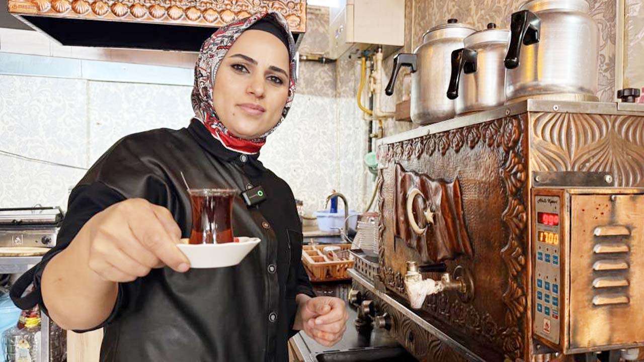 Tokat’ta Erkeklerin Egemen Olduğu Çay Ocağına Kadın Eli!
