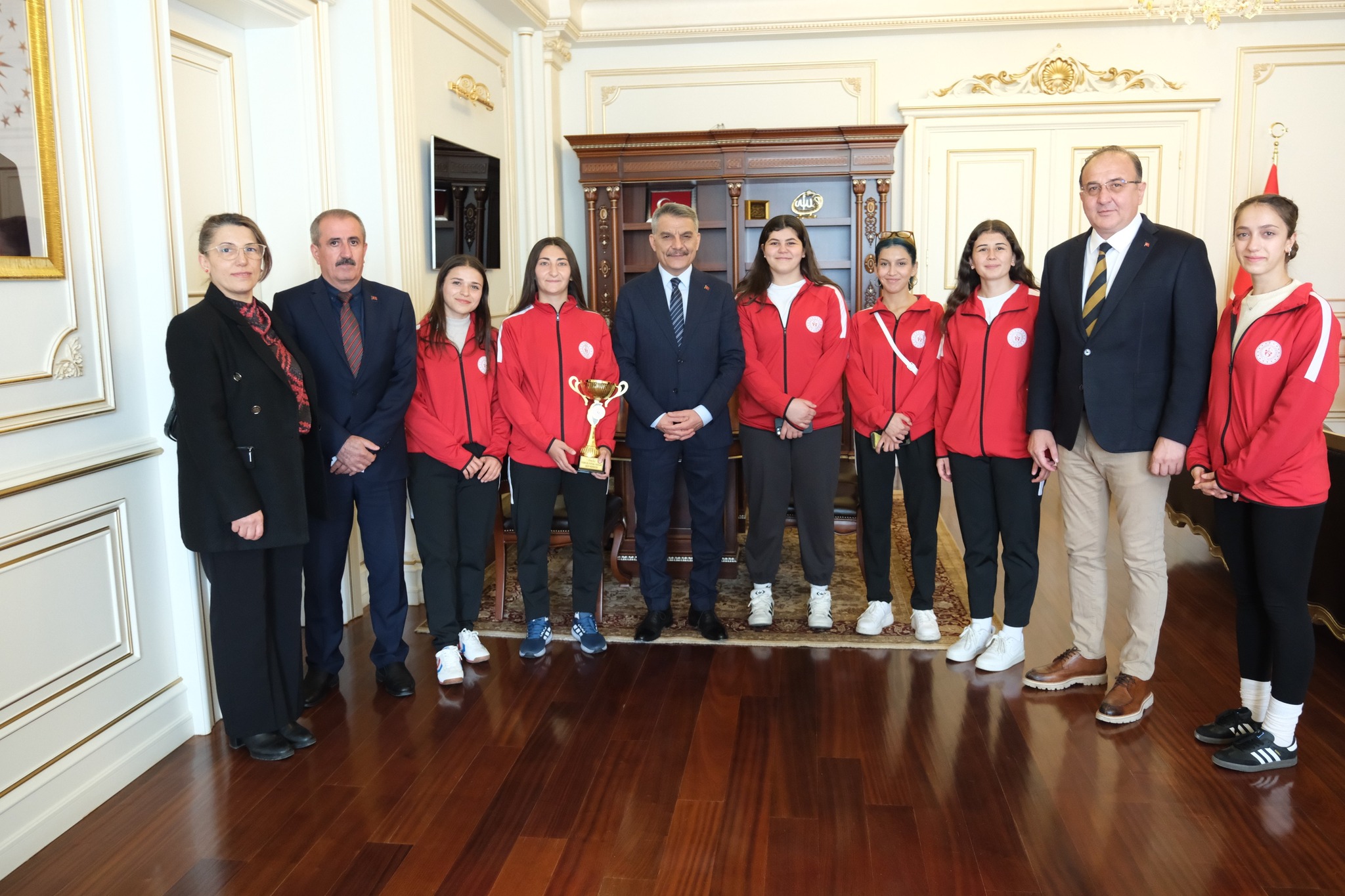 Yozgat Valisi Özkan Şampiyon Kız Futsal Takımını Makamında Ağırladı