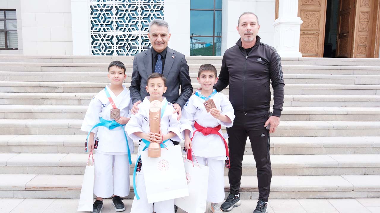 Yozgat’ın Karate Yıldızları Türkiye Üçüncüsü Oldu!