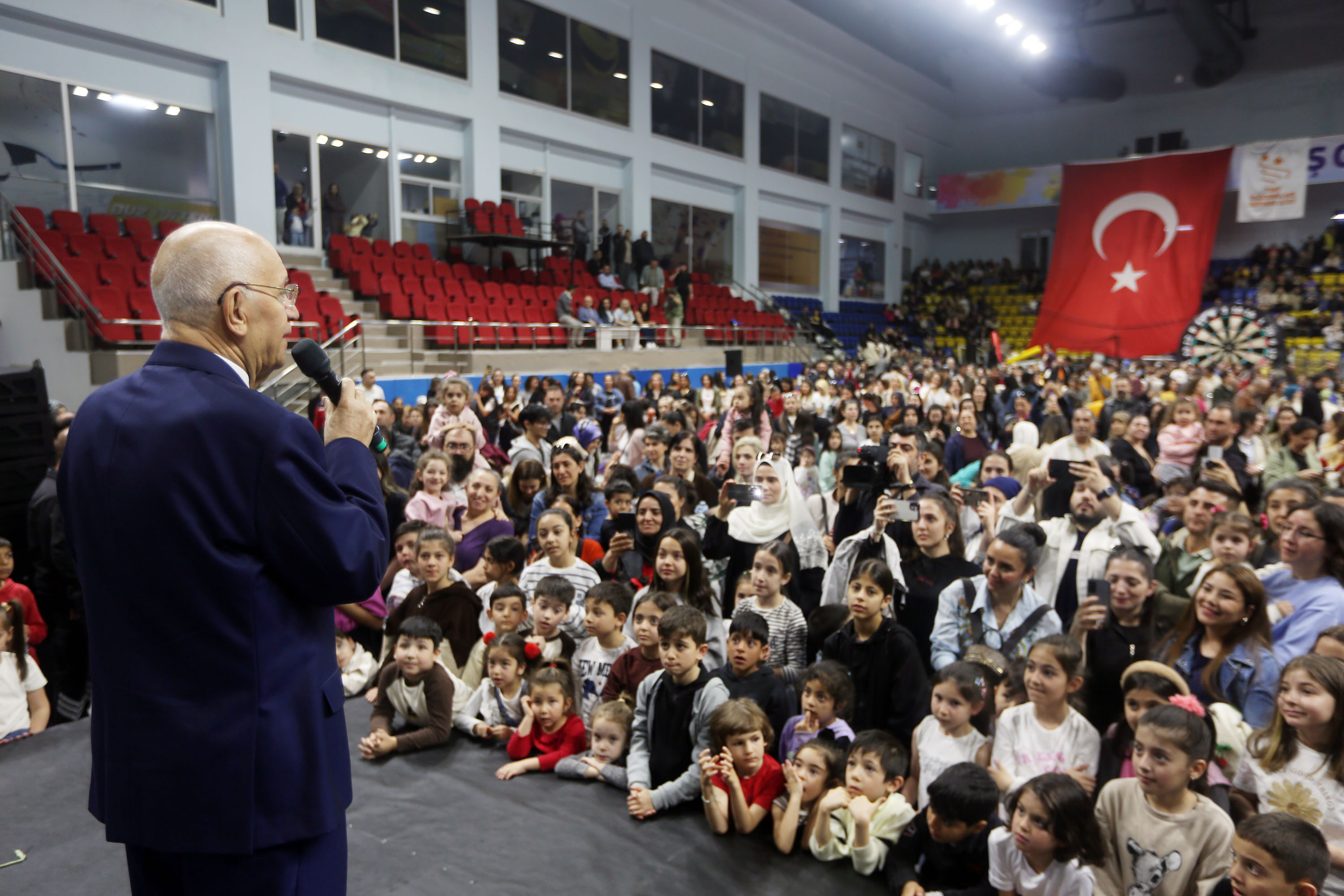 Yenimahalleli çocuklara 23 Nisan şöleni