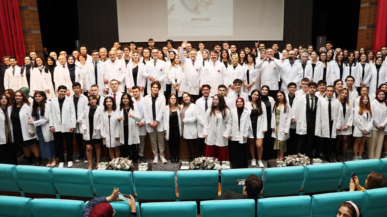 Yozgat Bozok Üniversitesi’nde Tıp Fakültesi Öğrencilerine Beyaz Önlük Töreni Coşkusu!