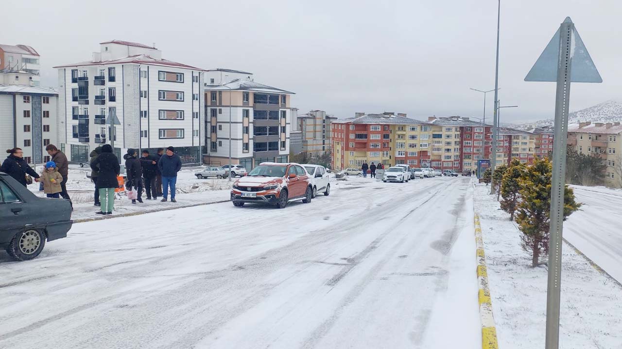 Nisan Ayında Karla Mücadele: Yozgat Beyaza Büründü!