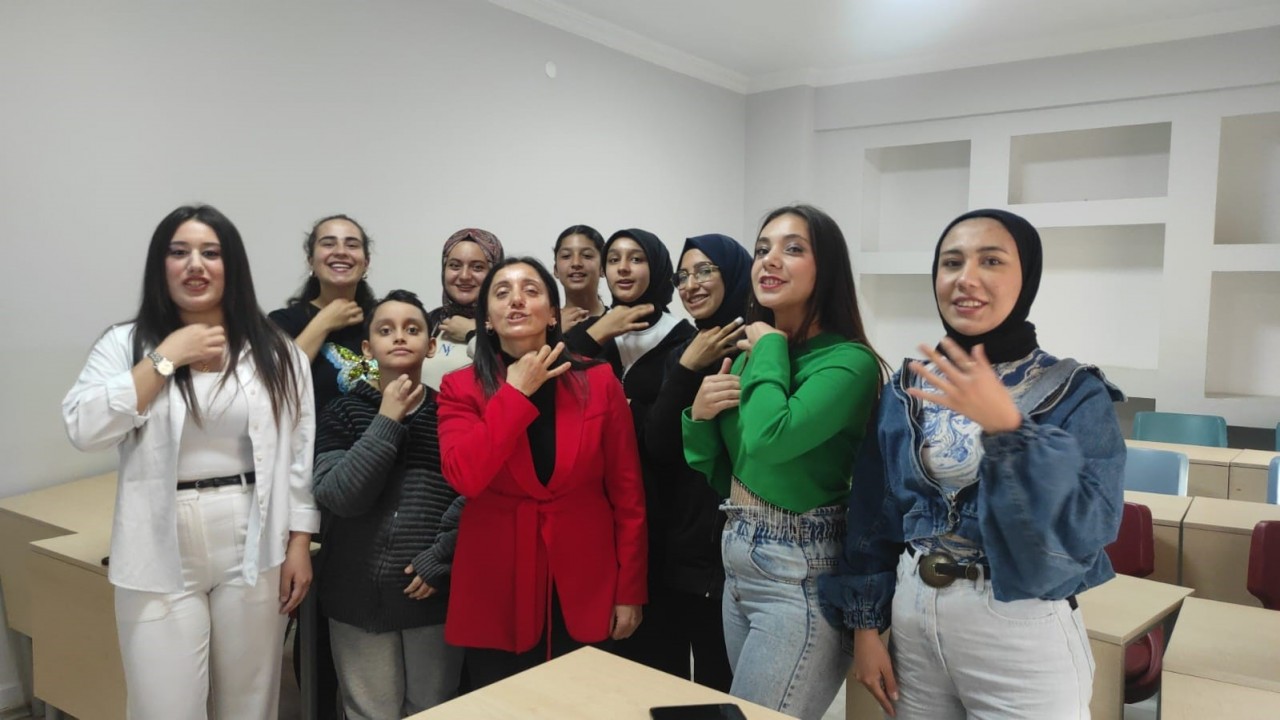 Yozgat’ta işaret dili öğrenerek engelleri kaldırmayı amaçlıyorlar