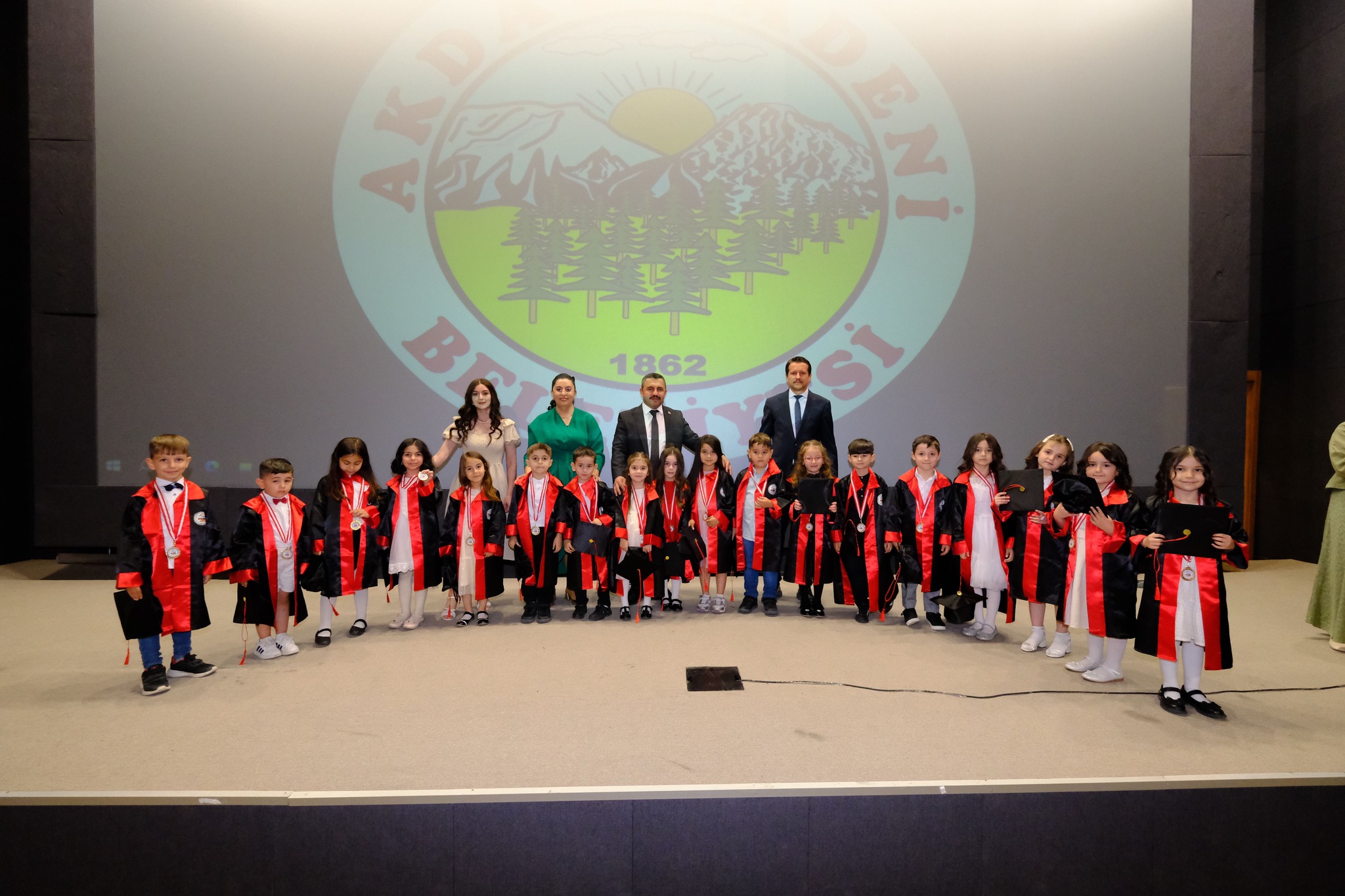 Akdağmadeni Belediyesi Kreşinde Mezuniyet Coşkusu: Minikler İlkokula Uğurlandı