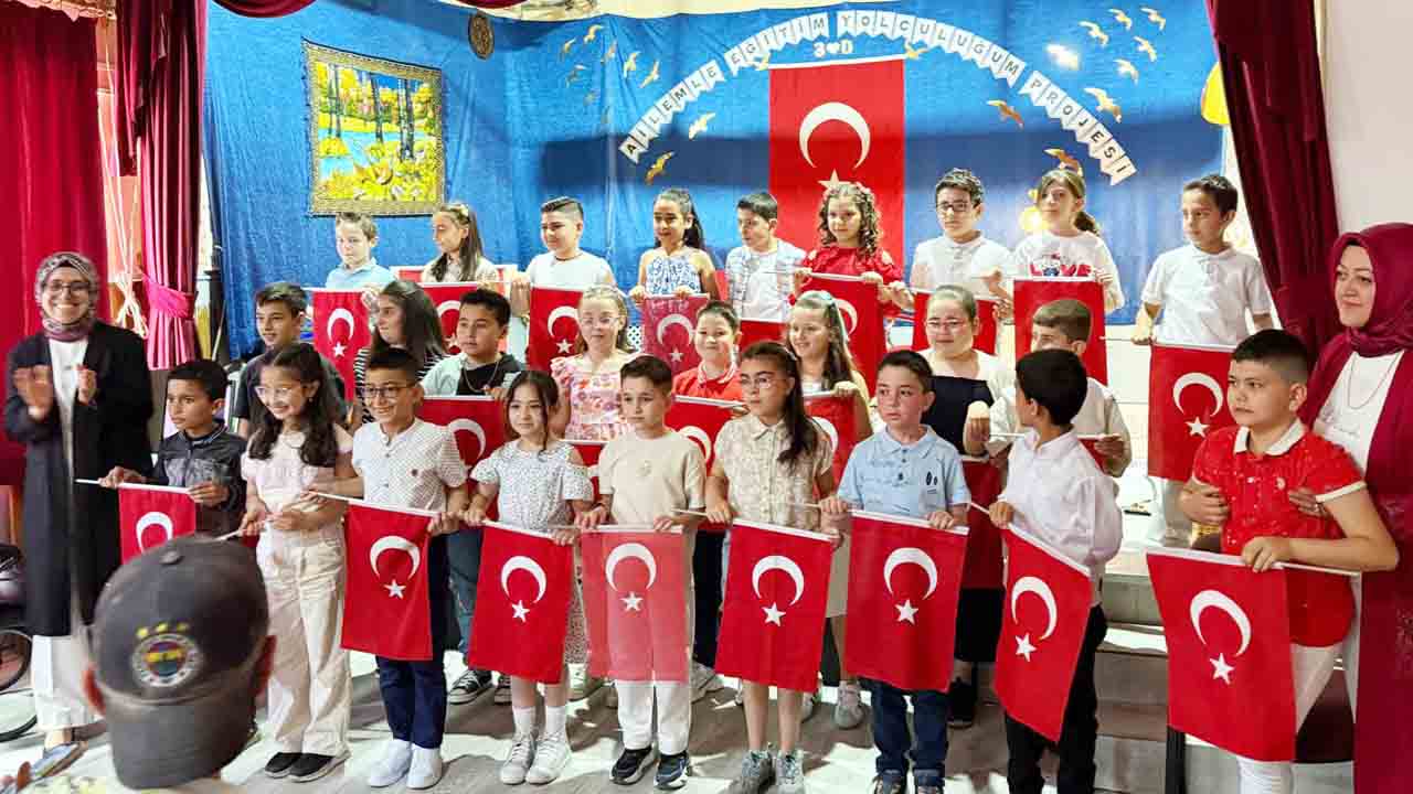 Ankara'da Örnek Etkinlik: Aileler Çocuklarıyla Şiir Okudu, Salonda Duygusal Anlar Yaşandı