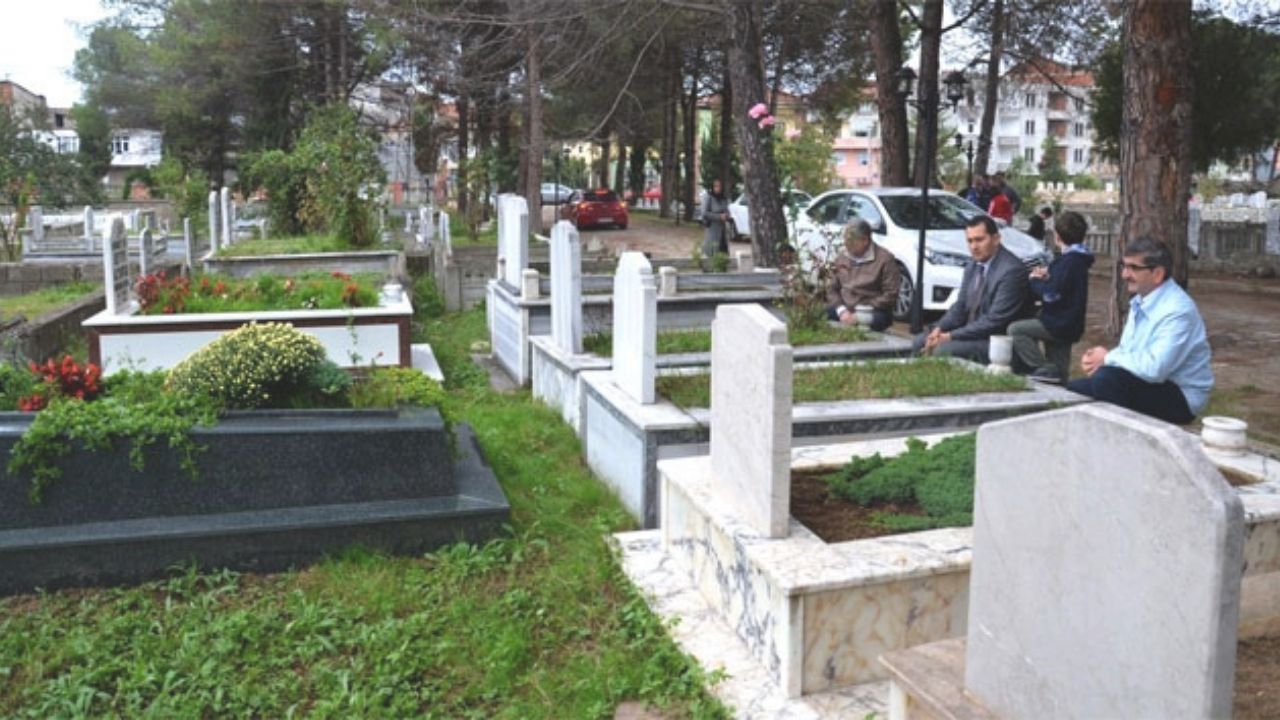 Ölüler Bizi Görüp İşitebilir Mi? İslam İnancına Göre Cevaplar