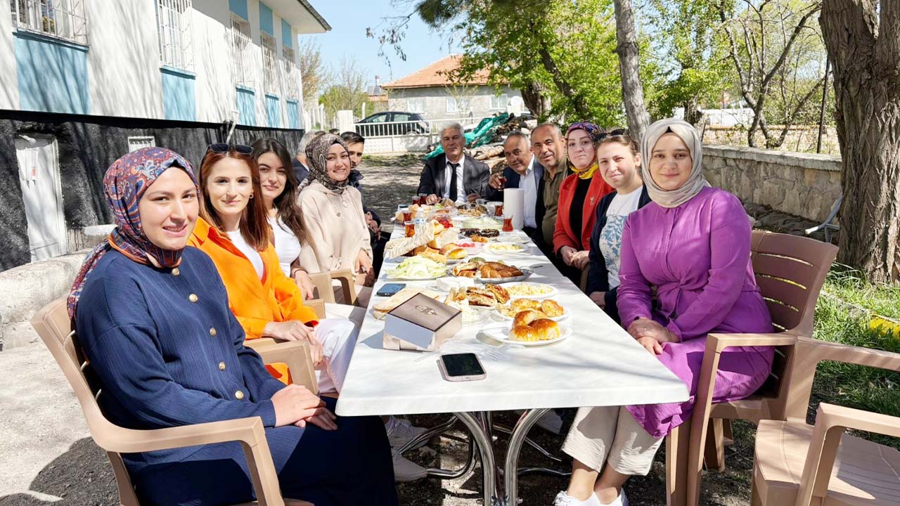 Bir Karanfil Bir Teşekkür: Çandır’da Anneler Günü Coşkusu!