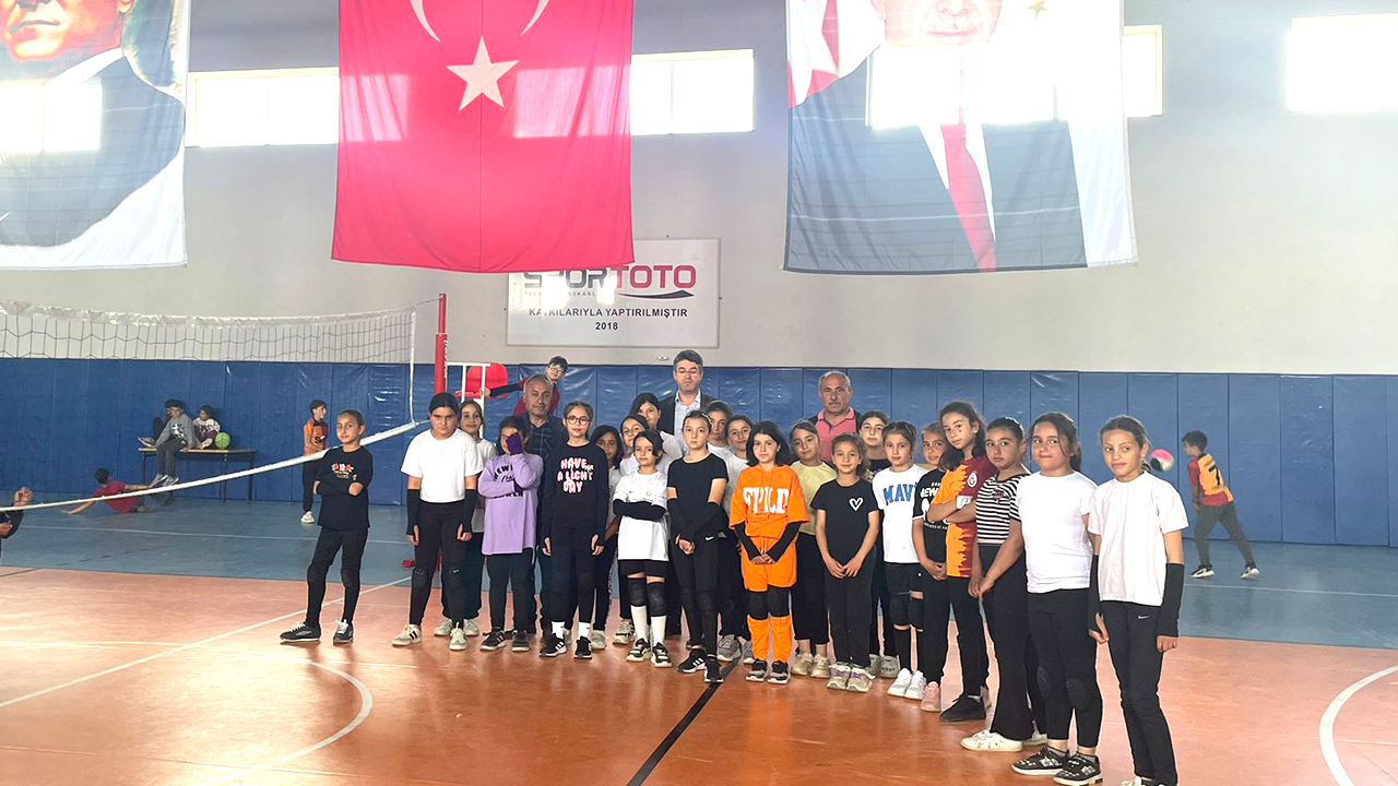 Çandır'da İlkokullar Arası Kız Voleybol Turnuvası Dostlukla Sona Erdi
