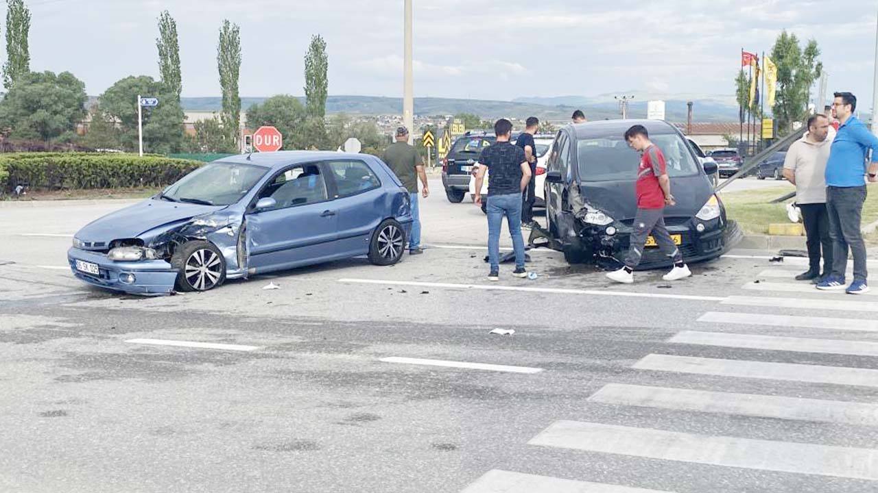 Komşuda 2 Araç Çarpıştı! Yaralılar Hastaneye Sevk Edildi!