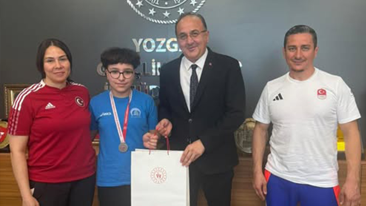 Yozgatlı Sporcunun Başarısını tebrik etti