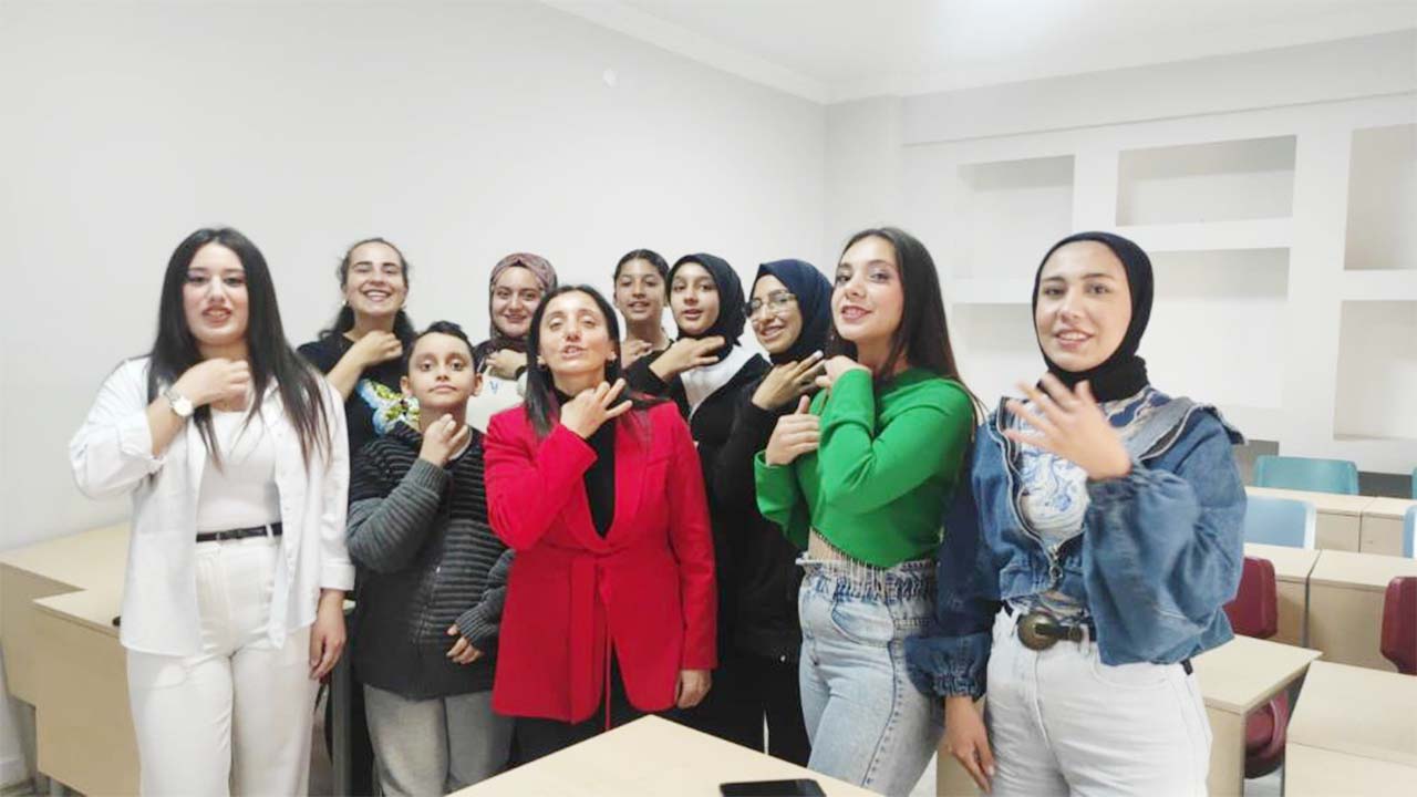 Yozgat’ta Sessizliğe Anlam Katıyorlar: İşaret Diliyle Engelleri Aşıyorlar