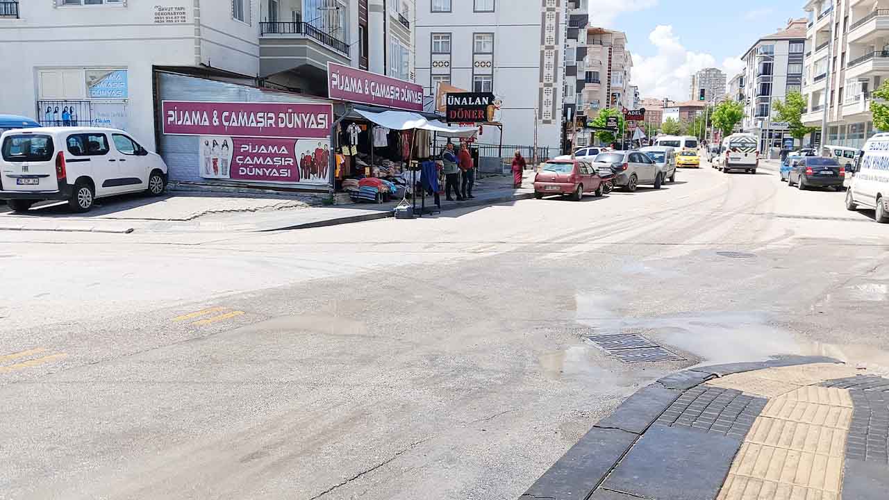 İki otomobil çarpıştı 3'ü ağır 9 kişi yaralandı