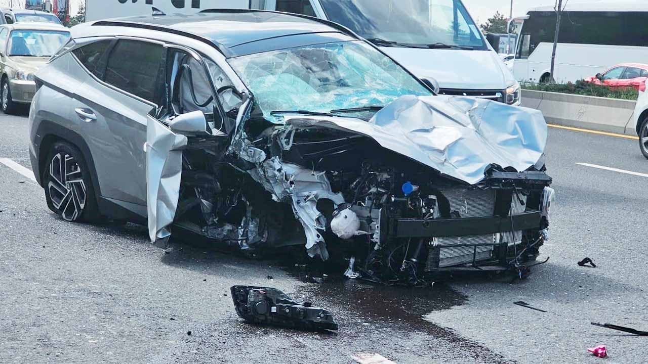 Kontrolden çıkan otomobil otobüs durağına daldı: 2 ağır yaralı