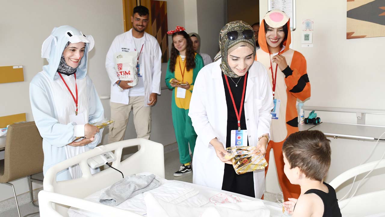 YOBÜ’lü Öğrenciler Miniklerle Tek Tek İlgilendiler! Unutulmaz anlar yaşandı!