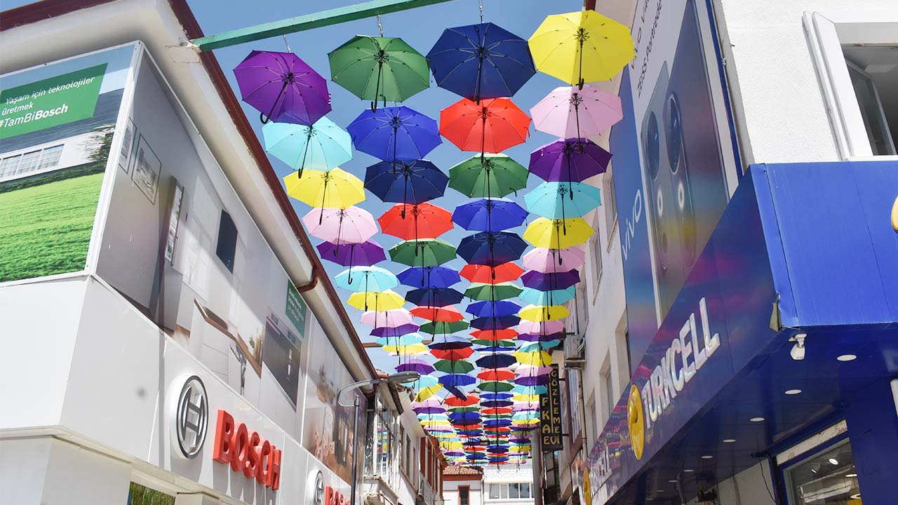 Yozgat’ın Süsler Sokak’ı Renkli Şemsiyelerle Daha Renkli!
