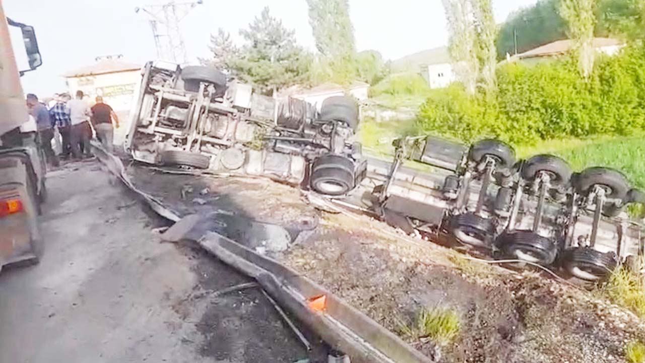 Yozgat’ta Direksiyon Hakimiyetini Kaybeden Tır Şarampole Devrildi!