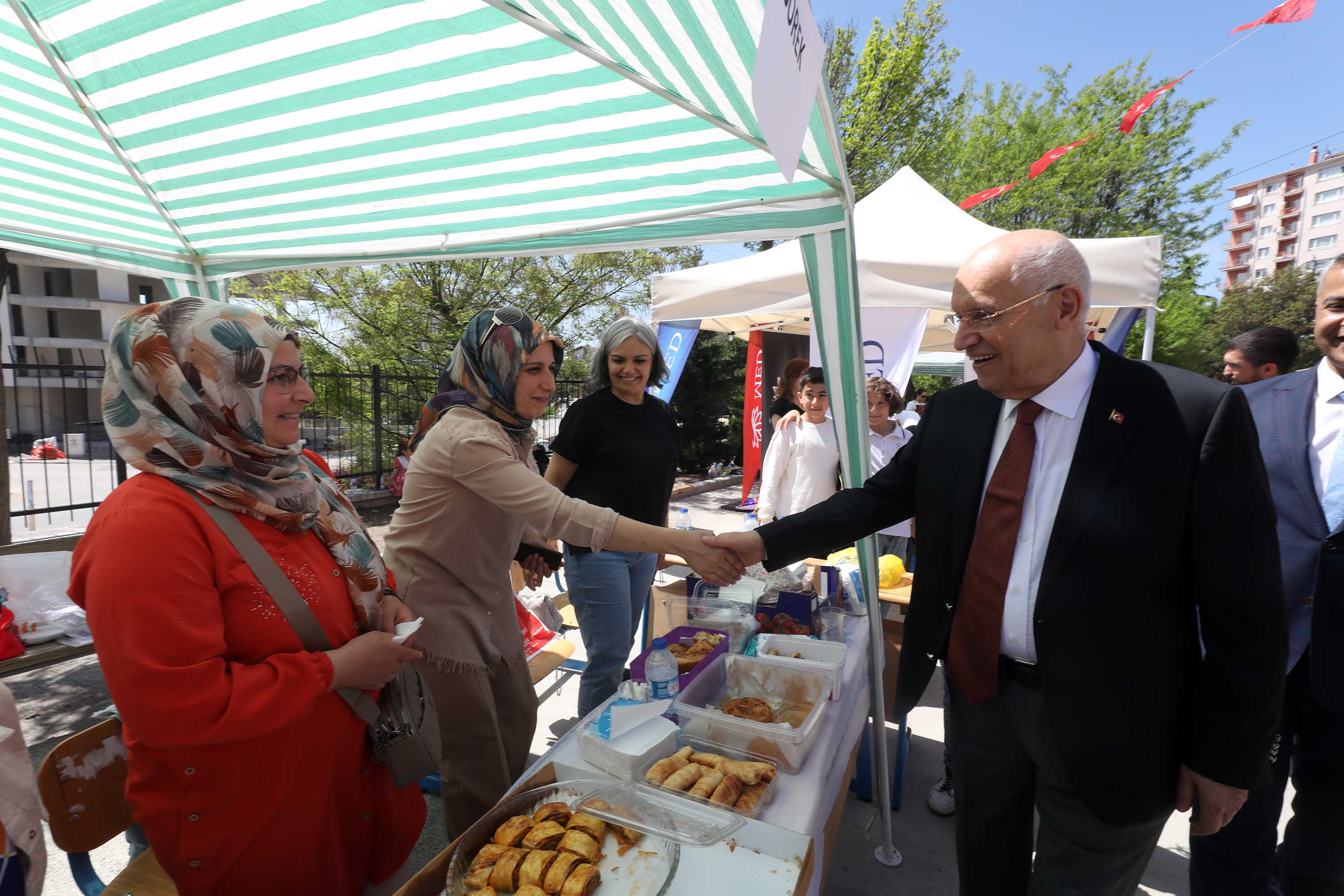 Başkan Yaşar kermes heyecanına ortak oldu