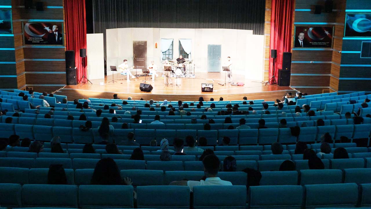 Yozgat Bozok Üniversitesi Mezuniyet Etkinlikleri Sanat ve Eğlenceyle Renkleniyor