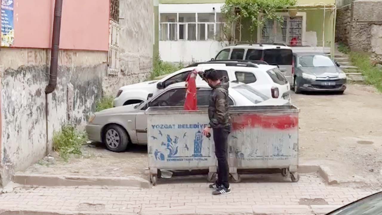Yozgat’ta Türk Bayrağı Çöpe Atıldı! Duyarlı Vatandaş Sahip Çıktı!