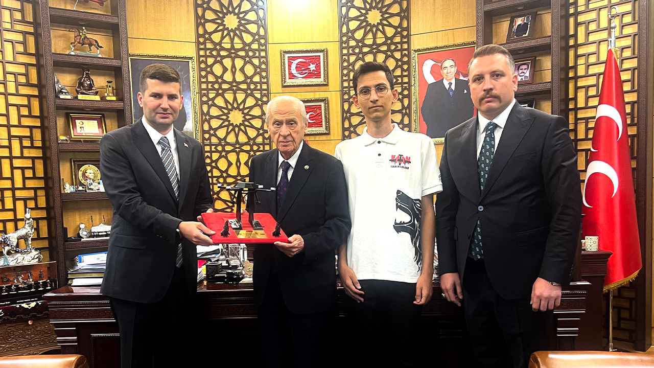 MHP Lideri Devlet Bahçeli'ye Türkhan Protipi