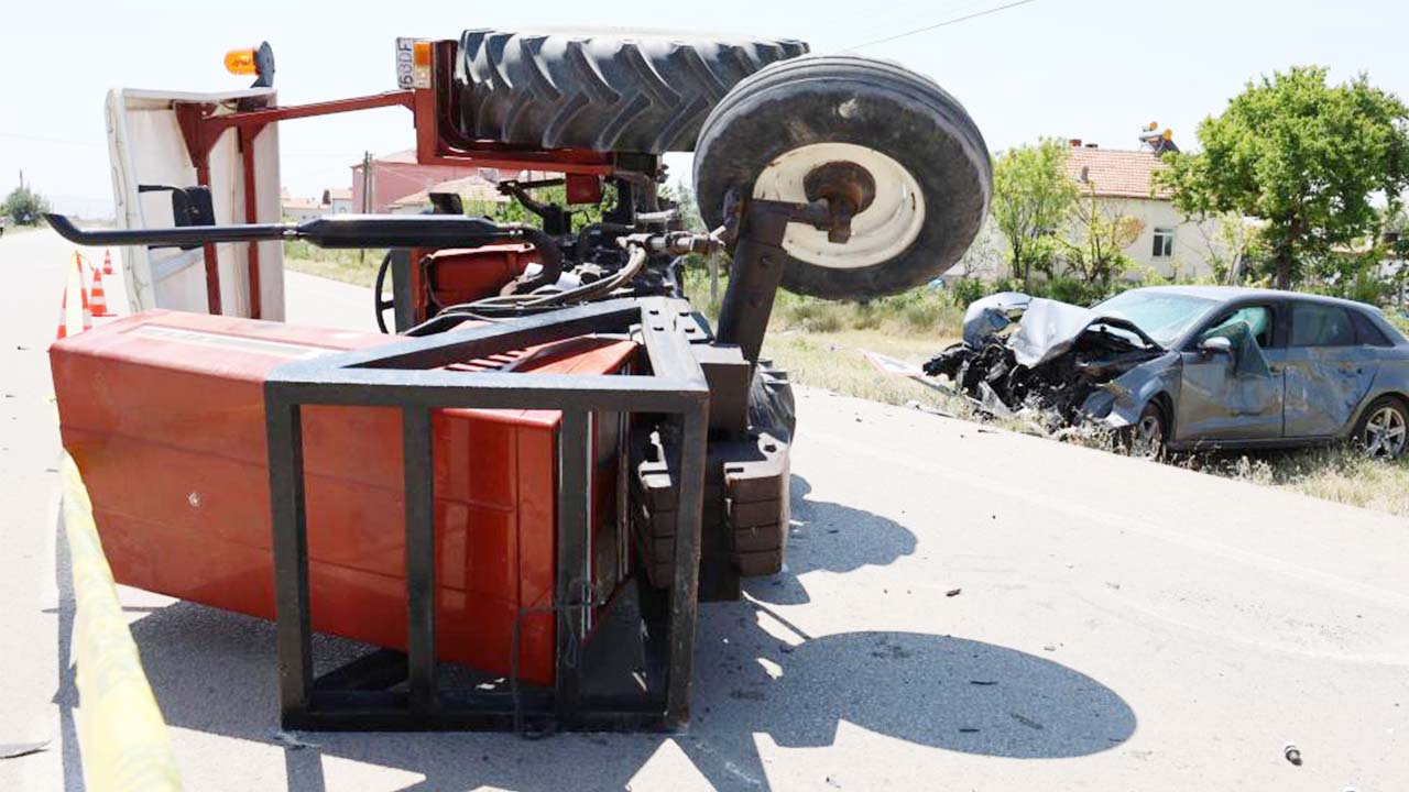 Aksaray’da Kaza! Traktör ve Otomobil Çarpıştı! 4 Ağır Yaralı!