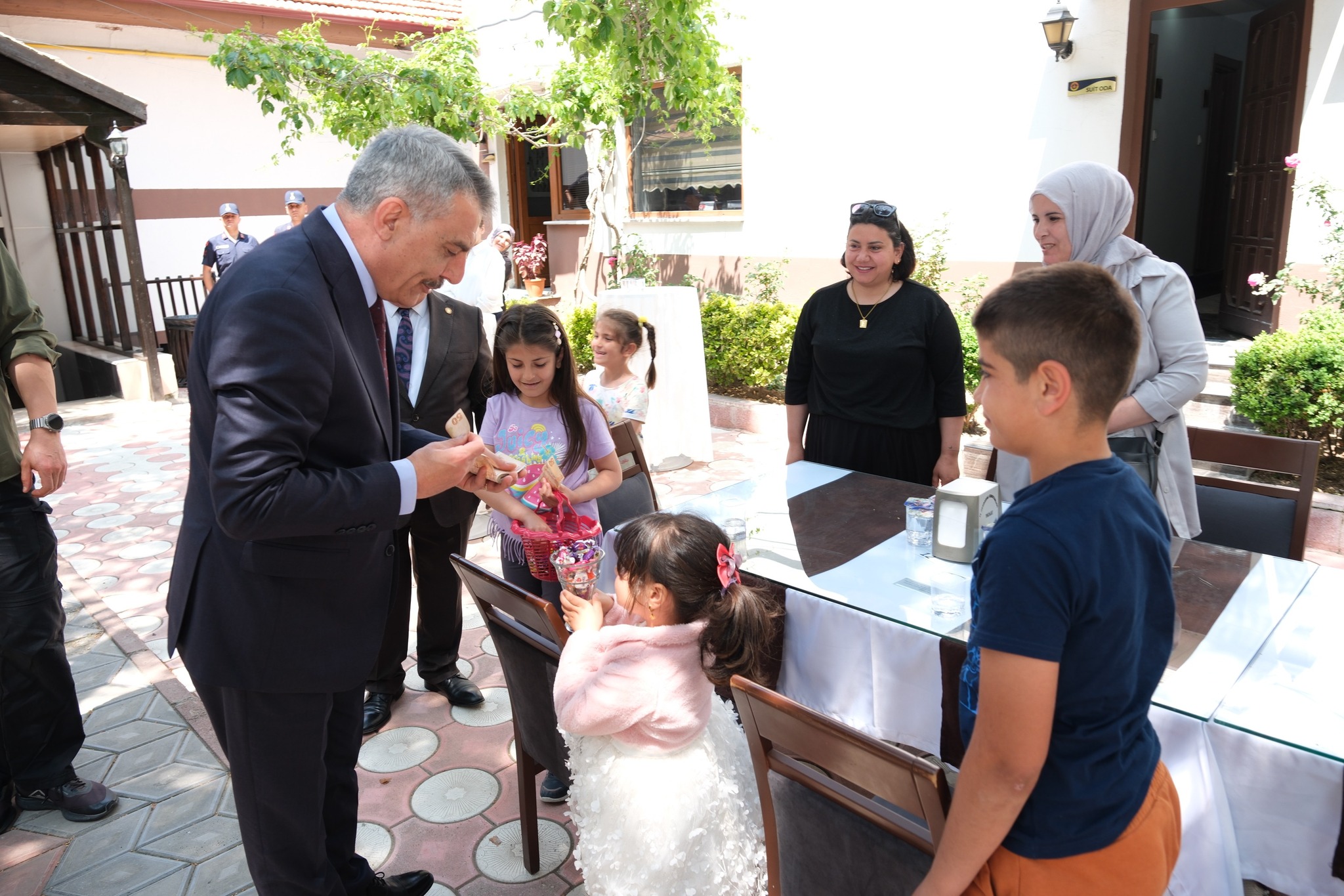 Yozgat'ta Kurban Bayramı Coşkusu: Çocuklara Harçlık Dağıtıldı