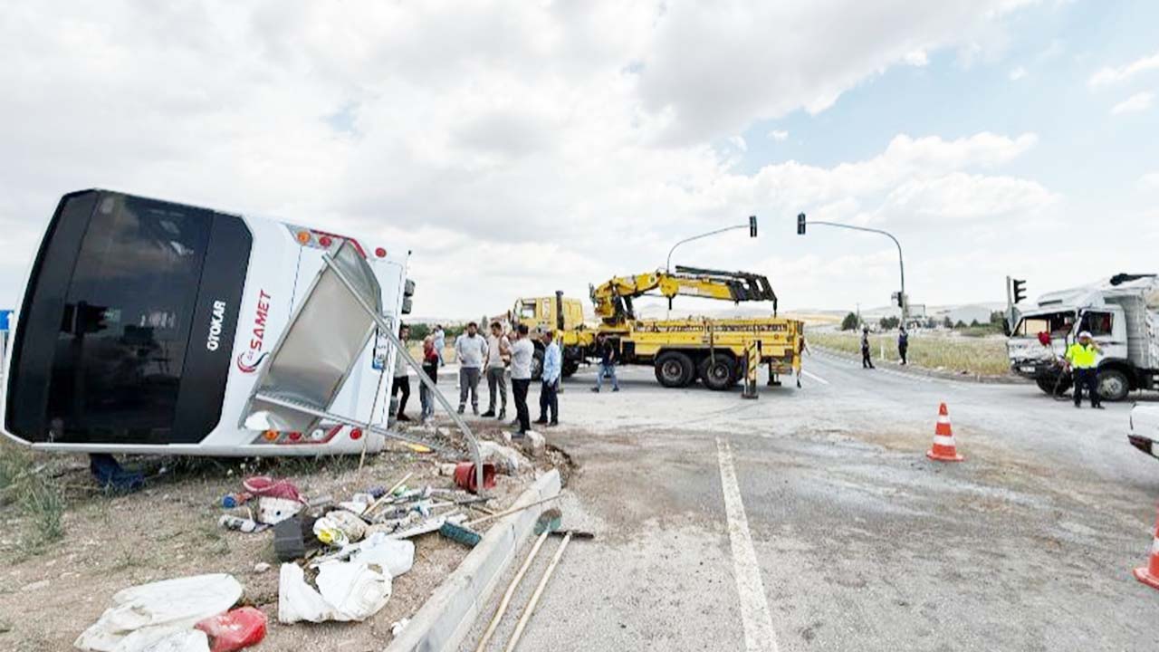 Başkent’te Servis Minibüsü ile Canlı Hayvan Yüklü Kamyonet Çarpıştı: 3 Yaralı