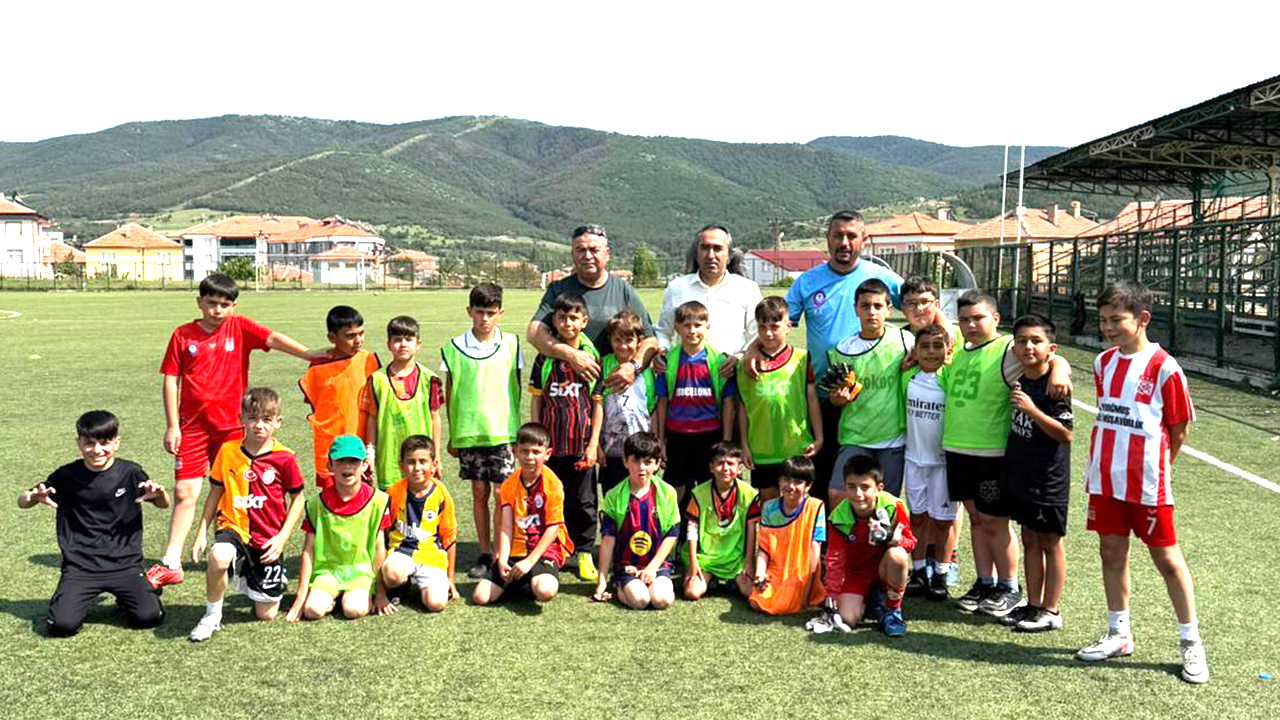 Yozgat'ta Efsanelerle Geleceğin Yıldızları Aynı Sahada Buluştu