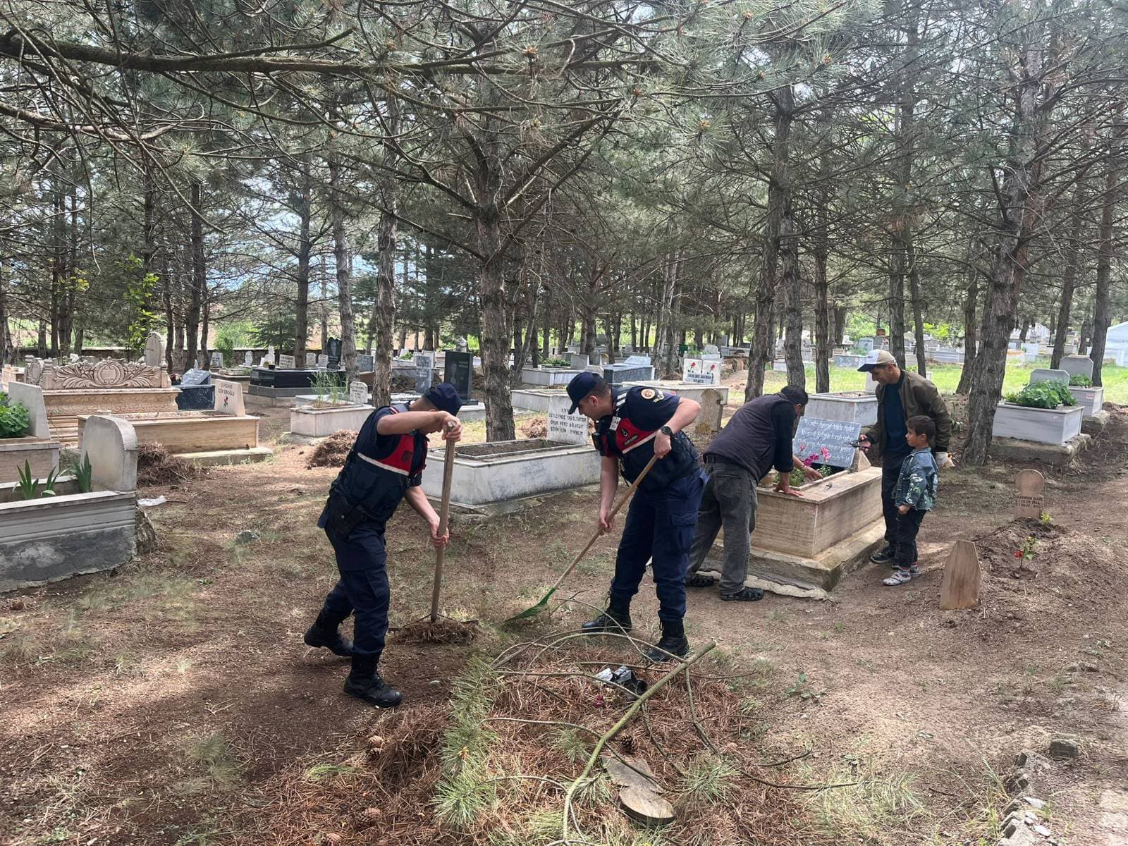 Yozgat Jandarma’sından Anlamlı Mezarlık Temizliği